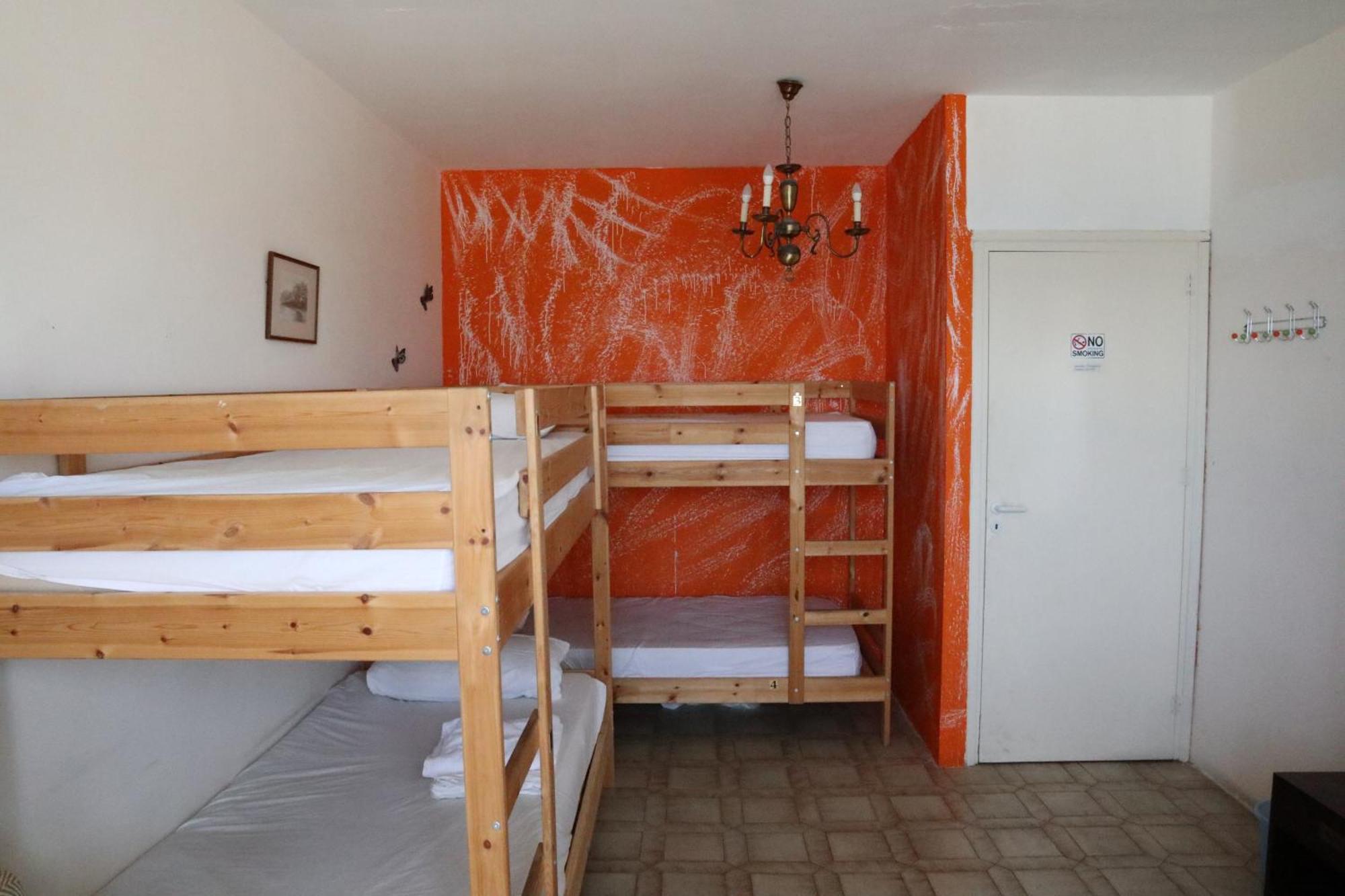 777 Beach Guesthouse Пафос Стая снимка