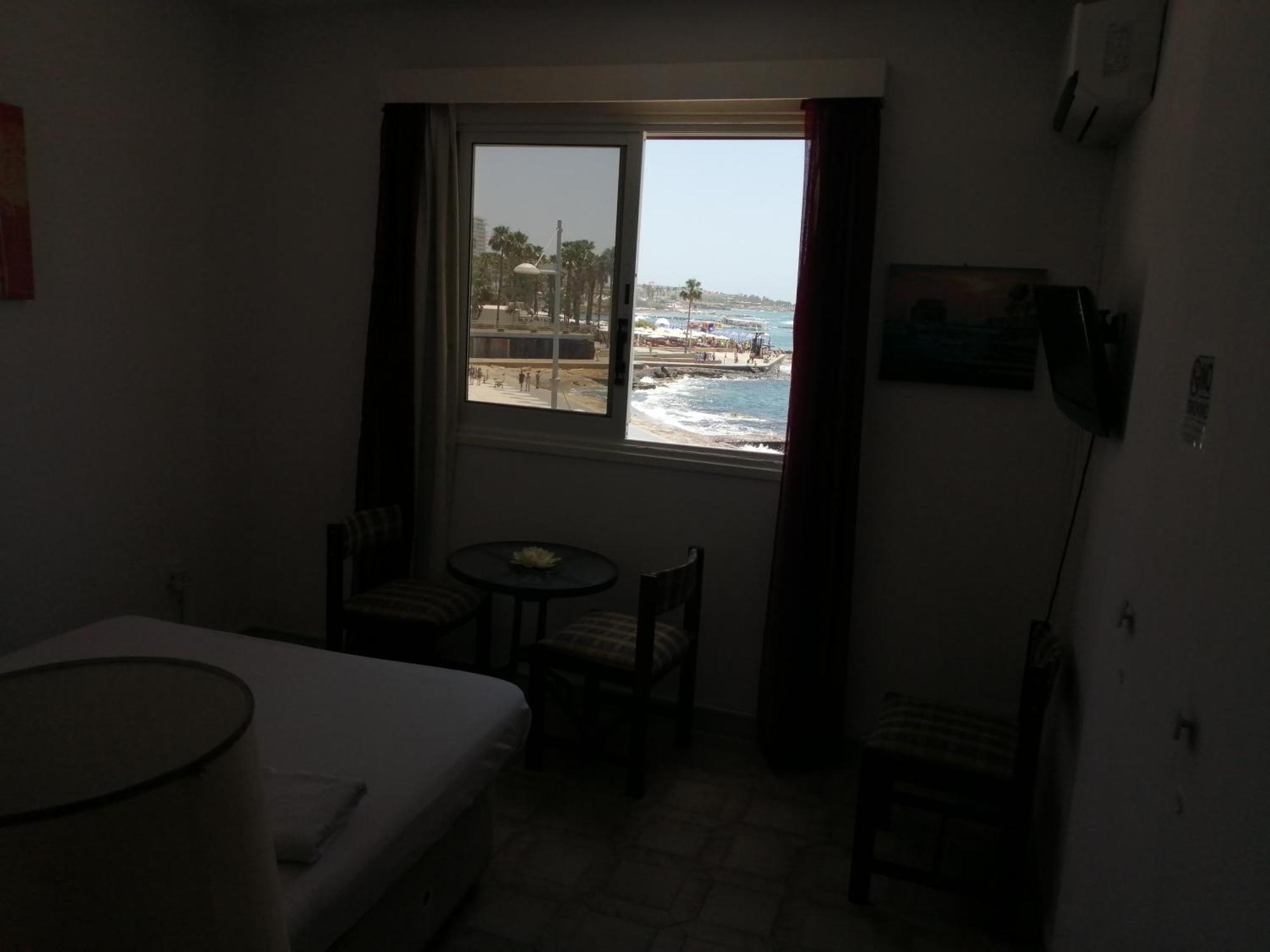 777 Beach Guesthouse Пафос Стая снимка