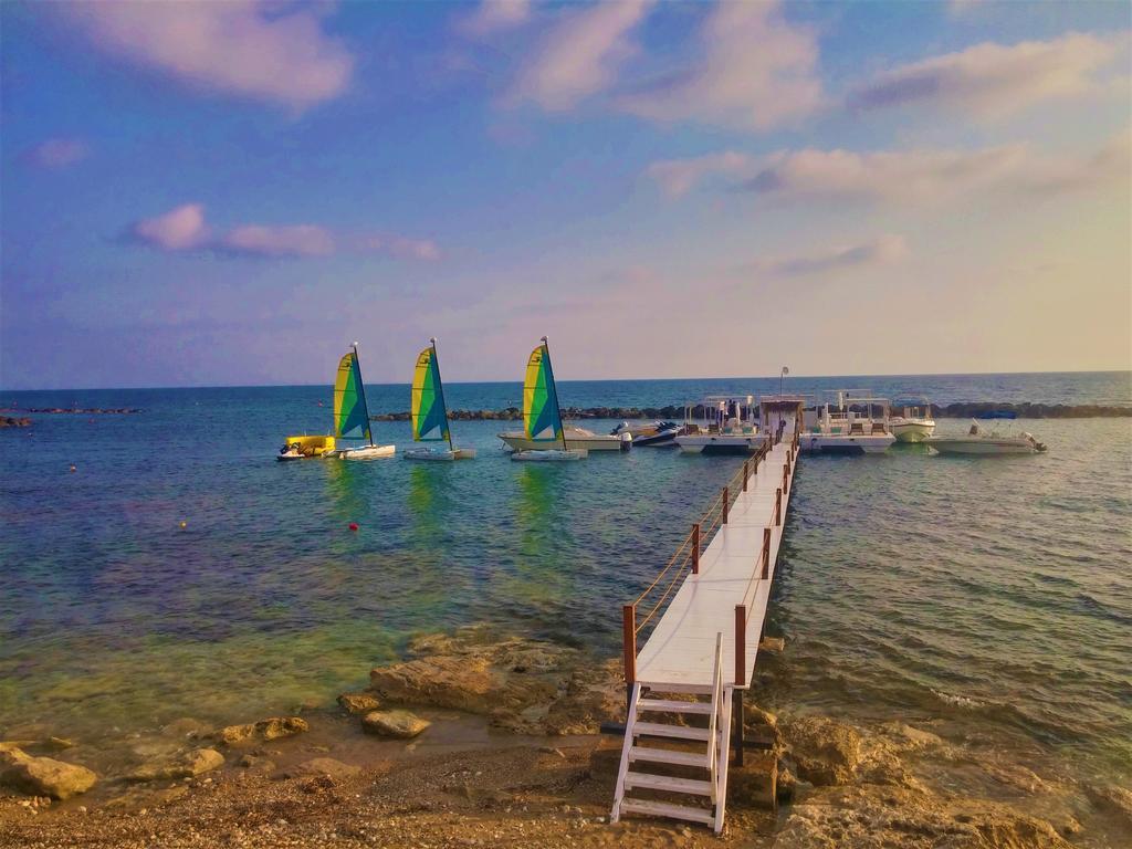 777 Beach Guesthouse Пафос Екстериор снимка